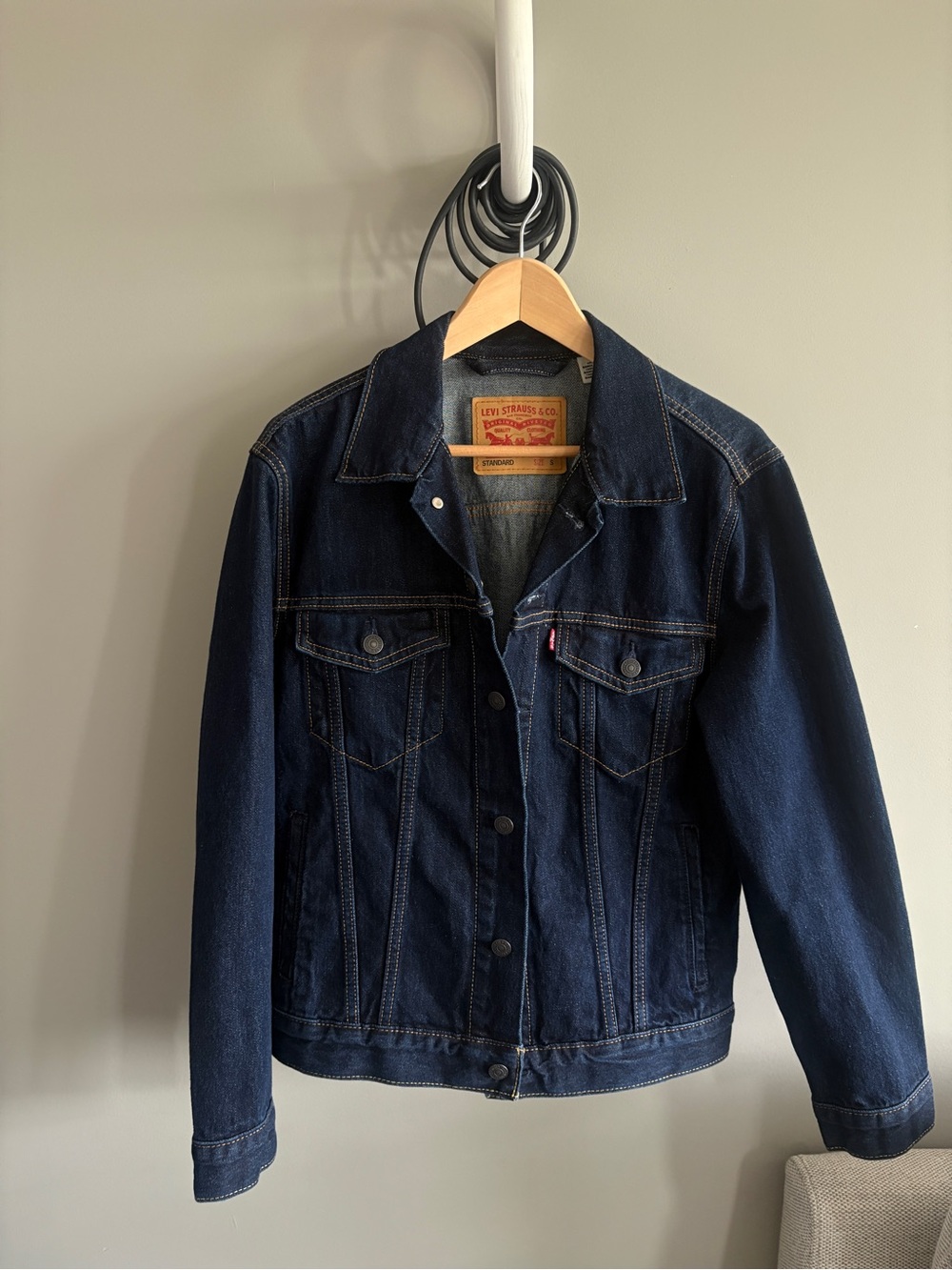 Men’s LEVI’S NWOT relaxed Jean jacket size Small